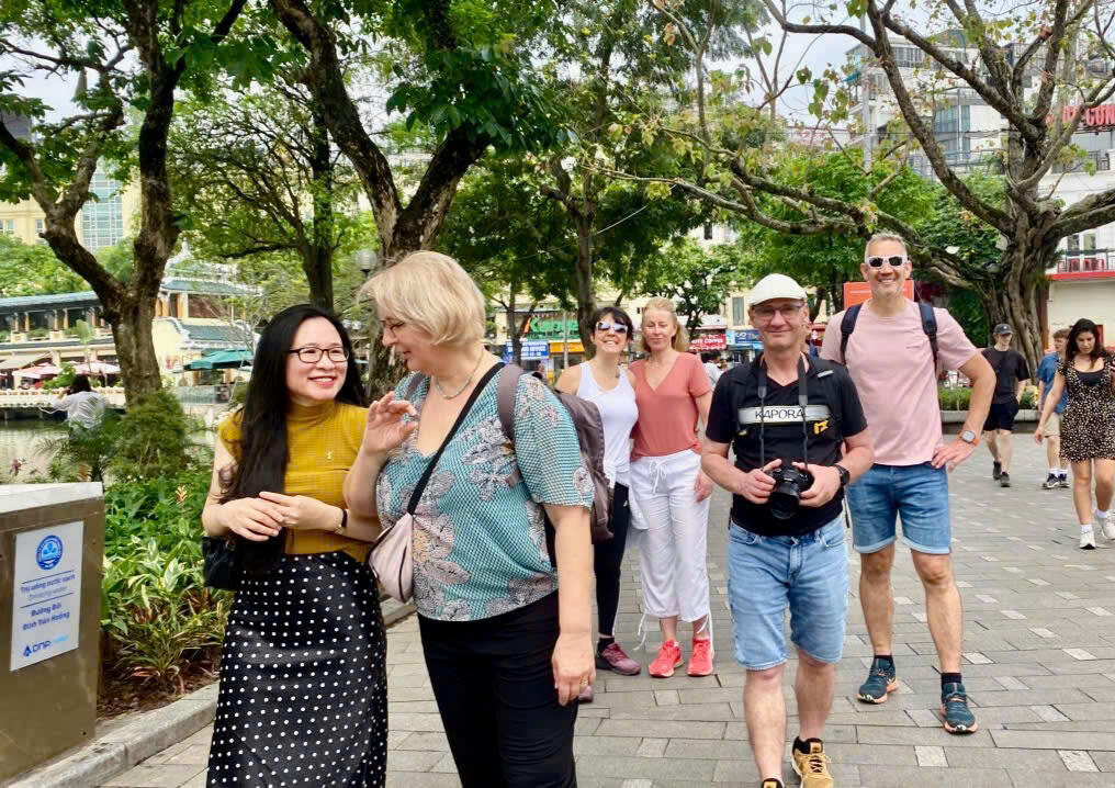 Hanoi private culture experience learning Vietnamese on the street